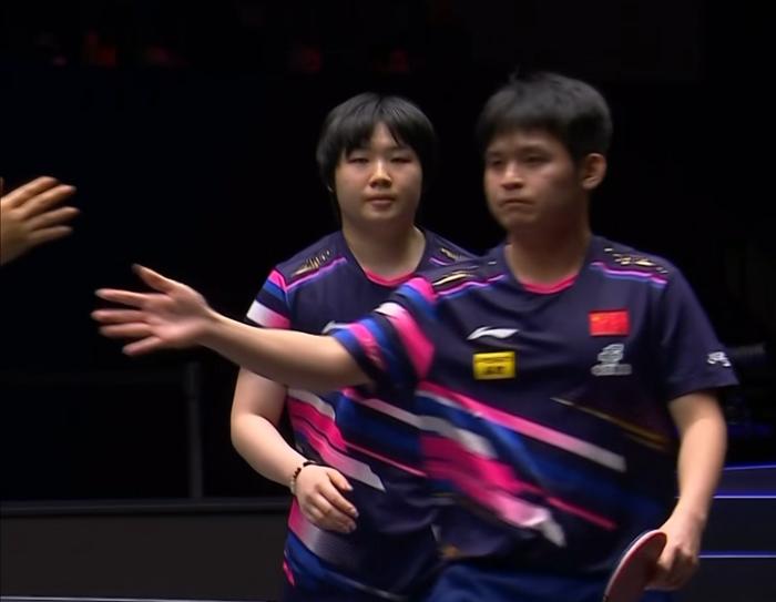 林诗栋蒯曼夺冠颁奖！蒯曼开心，林诗栋日常淡定，合影环节展可爱