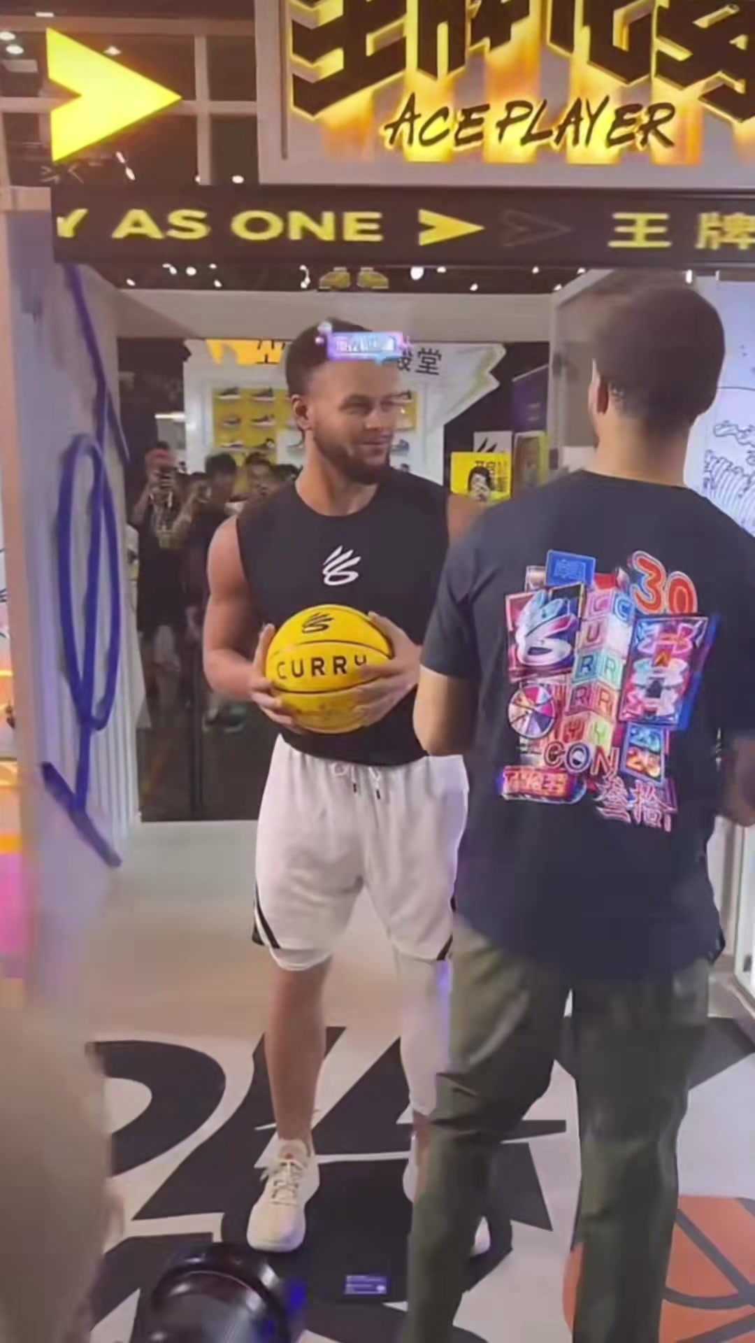 金年会官网入口-以假乱真！当库里看到自己的蜡像 也忍不住模仿起来